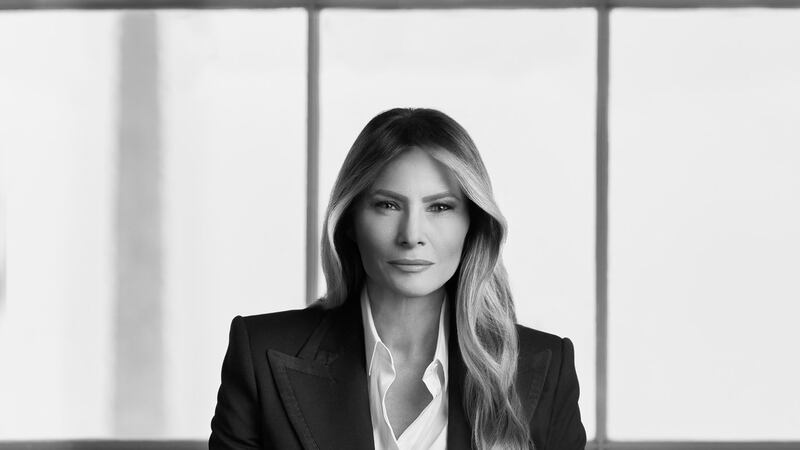 Melania revela su retrato oficial como Primera Dama de Estados Unidos