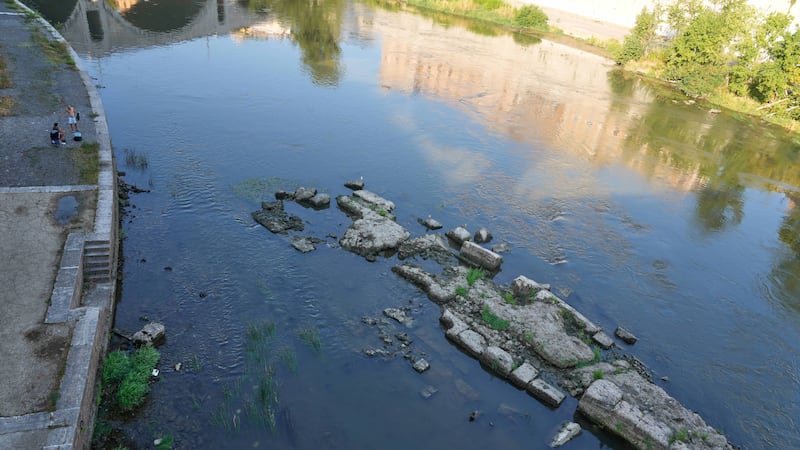 Sequía en Italia es tan grave que reveló un antiguo puente hundido en el río Tíber