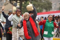 VIDEO: Adultos mayores desfilan como personajes de 'El Chavo del 8'