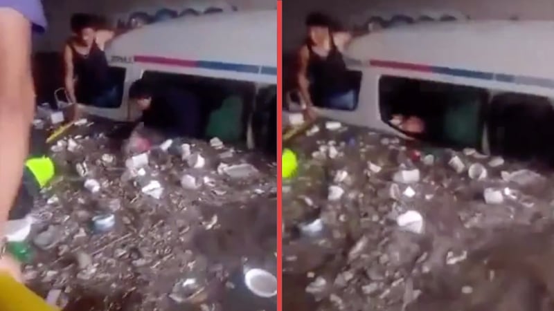 VIDEO: Fuertes lluvias en Tecámac dejan a pasajeros atrapados en una combi; salen por las ventanas