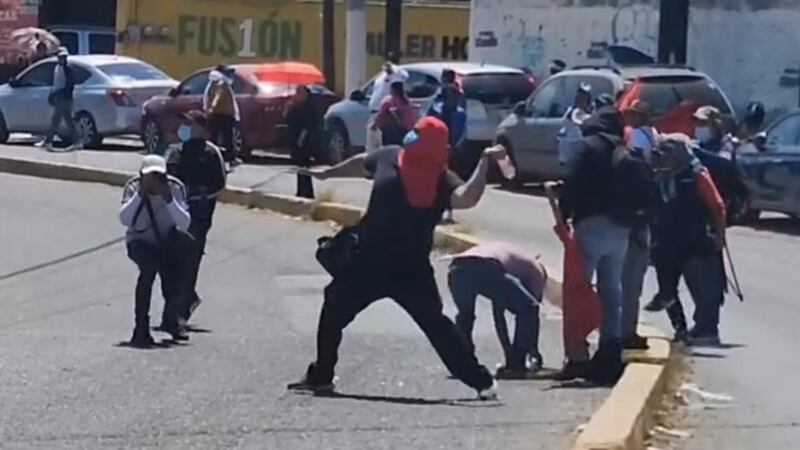 Maestros de la Categ ‘hagarraron a huevazos’ al Congreso de Guerrero