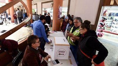 Un grupo de ciudadanos que participó en la consulta nacional para decidir sobre el aeropuerto de México