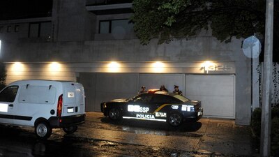 Elementos de la policía capitalina resguardan la 'casa blanca'