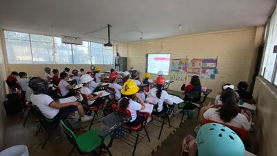 Los alumnos portaron cascos para evitar daños al recibir las clases