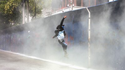 Manifestantes fueron a la embajada de EU y a la sede del Gobierno de Jalisco, en donde hicieron pintas