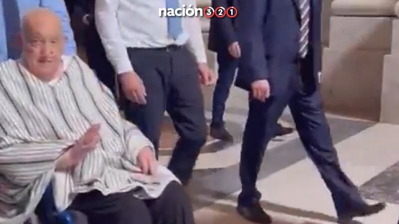 En silla de ruedas, el Papa Francisco reaparece en la Basílica de San Pedro