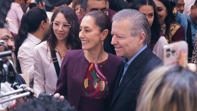 Zaldívar estuvo en las primeras filas del Salón Olmeca del WTC