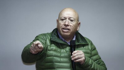 Isidro Pastor sigue siendo aspirante a la gubernatura.