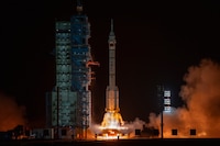 China lanza nave especial con 3 astronautas; uno de ellos se quedará 1 año en el espacio