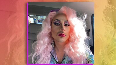 El influencer compartió fotos en su Instagram en donde sale maquillado y con una peluca rosa