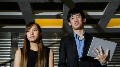 Yau Wai-Ching (izq.) tiene 25 años y Sixtus "Baggio" Leung tiene 30 años.