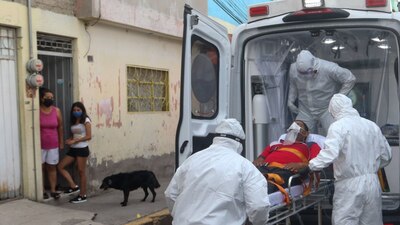 La cifra casi dobla las 324 mil muertes reconocidas por la red sanitaria mexicana.