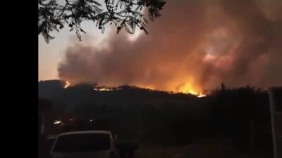 El fuego habría iniciado poco después de las cinco de la tarde del miércoles