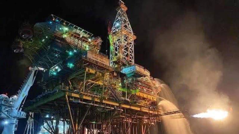 Piratas asaltan, otra vez, plataformas petroleras en Campeche; Marina busca al comando armado