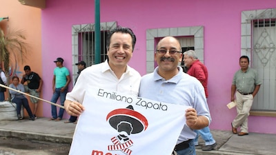 El aún presidente municipal de Emiliano Zapata, Veracruz, Jorge Mier Acolt (derecha)
