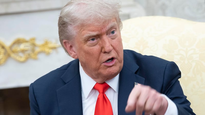 Trump propone que se castigue con prisión la quema de banderas de EU durante protestas