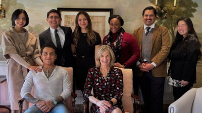 Vestida con elegancia y su característica sonrisa, su esposa Ángela Aguilar lo acompañó durante toda la premiación