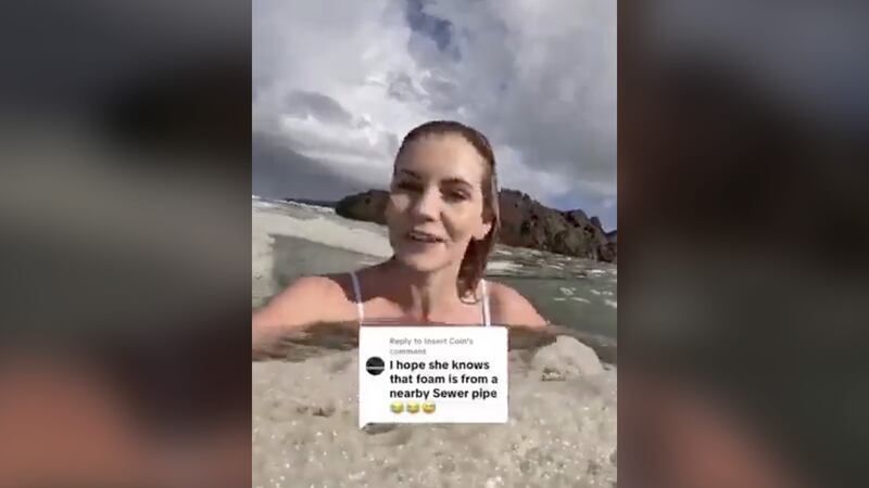 VIDEO: Influencer presume nadar entre ‘espuma marina’, pero eran aguas contaminadas