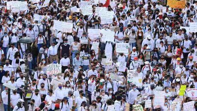 “No somos criminales, somos estudiantes”, gritaron los manifestantes en Guanajuato