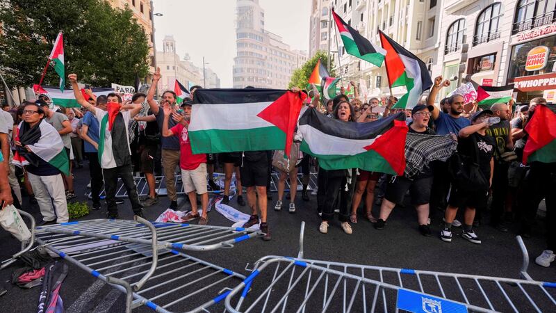 Protesta anti-genocidio en Gaza irrumpe en carrera ciclista de España y acaba en pelea con policías