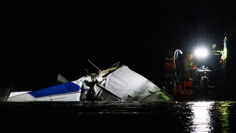 Avioneta se estrella en río de Nebraska; hay 3 personas sin vida