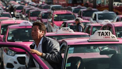 Este lunes taxistas se manifestaron para exigir 'piso parejo' ante apps como Uber y DiDi