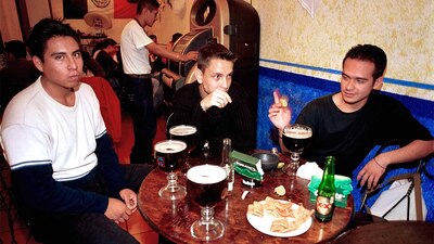 Los mexicanos consumen cinco litros de alcohol puro al año, reportó la OCDE