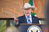 Ken Salazar anuncia visita a México tras acusaciones de AMLO sobre pacto con Los Chapitos