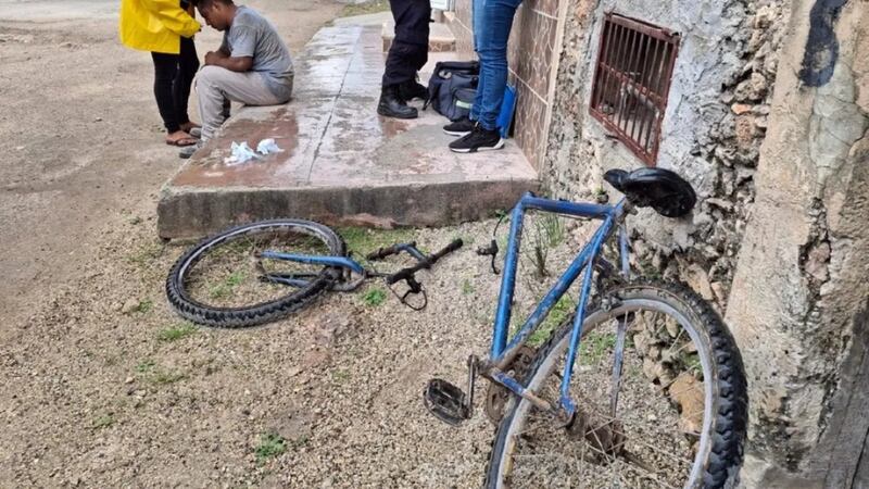 Por culpa de un bache, bicicleta se parte en 3; usuario resulta herido