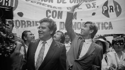 CIUDAD DE MÉXICO, 28OCTUBRE2026.- Familiares reportaron la muerte del Ingeniero Cuauhtémoc Cárdenas, fundador del PRD y excandidato Presidencial en 1988. Este día se cumplieron 28 años de la fundación del Partido de la Revolución Democrática (PRD). En la imagen, el 17 de septiembre de 1987 Cuauhtémoc Cárdenas y Porfirio Muñoz Ledo, marchan al Zócalo capitalino como parte de la "Movilización de las 100 horas".
FOTO: ARCHIVO /PEDRO VALTIERRA /CUARTOSCURO.COM
