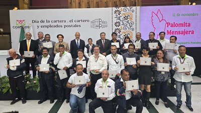 Los empleados fueron galardonados por su larga trayectoria en el Servicio Postal Mexicano