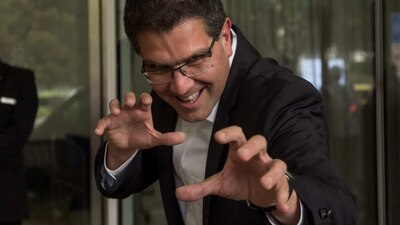 El senador con licencia dijo no sentirse preocupado por las irregularidades de sus firmas
