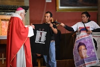 Familiares de los 43 desaparecidos marchan a la Basílica para exigir justicia para los estudiantes