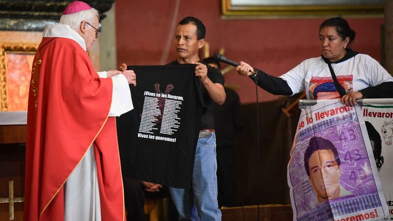 Familiares de los 43 desaparecidos marchan a la Basílica para exigir justicia para los estudiantes