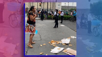 La muxe se mostró indignada de que la policía atentara contra su trabajo