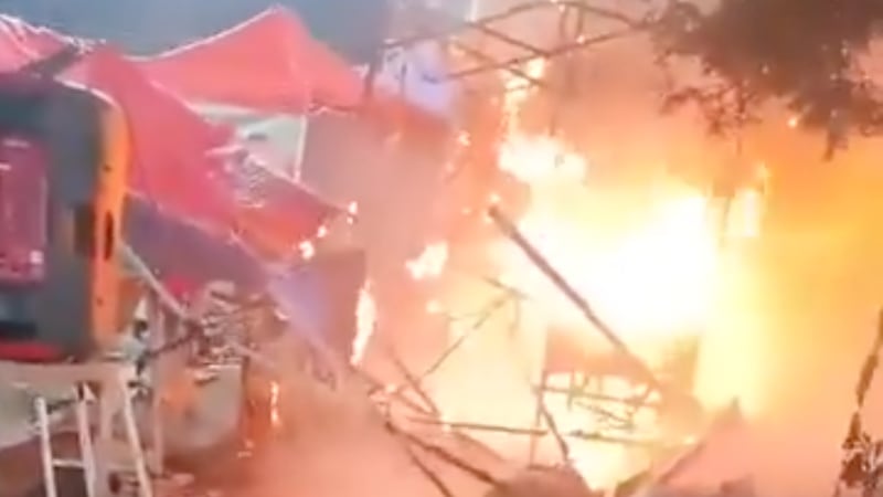 VIDEO: Reportan incendio en bazar navideño de Tultitlán; hay al menos una mujer con quemaduras