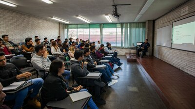 El gobierno da un apoyo de 2,400 pesos bimestrales a estudiantes de este nivel