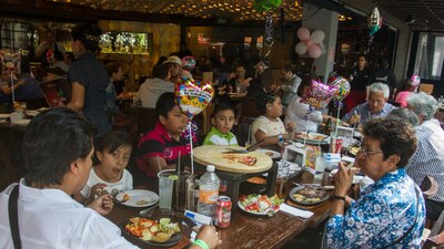 Los mexicanos gastan más de 800 pesos en promedio para festejar a las madres