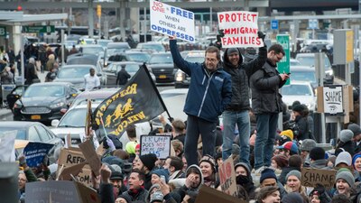 Manifestantes en la inmediaciones del aeroputero John F. Kennedy de Nueva York