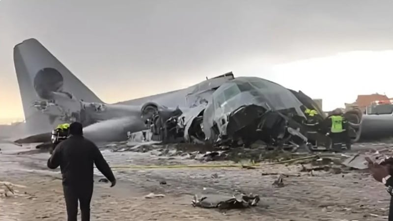 Avión que transportaba dinero se estrella en Bolivia; reportan 15 muertos