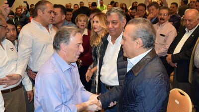 Meade saluda a Beltrones durante un encuentro en Sonora