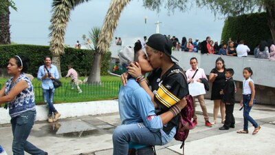 Una pareja en una marcha a favor de la diversidad en León, Guanajuato