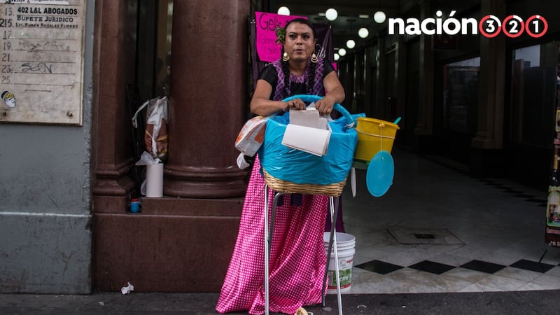 ‘Lady Tacos de Canasta’ cierra su local tras ser víctima de extorsión; volverá a vender en bicicleta