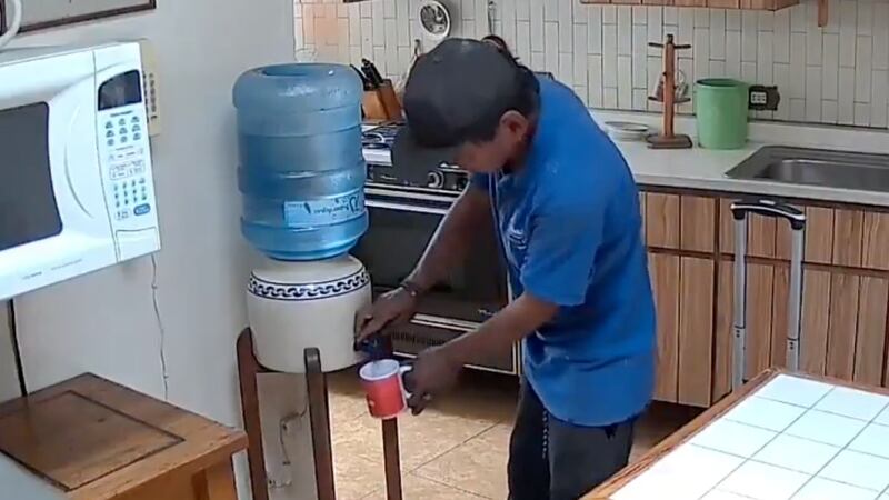 VIDEO: Ladrón se da tiempo de servirse agua durante atraco a una casa en Puebla