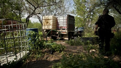 Una toma clandestina de combustible y 4 vehículos con contenedores de gasolina