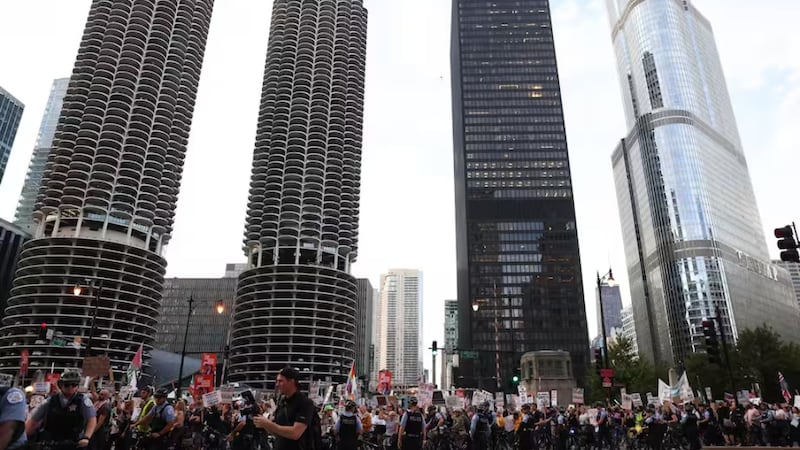 Agentes de la Patrulla Fronteriza balean a mujer estadounidense durante redadas en Chicago