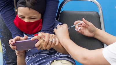 La OMS indica que sólo la vacuna desarrollada por Pfizer está autorizada para administrarse desde los 5 años