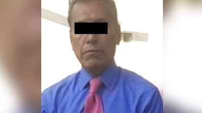 El exfuncionario no se percató que una mujer iba cruzando la avenida