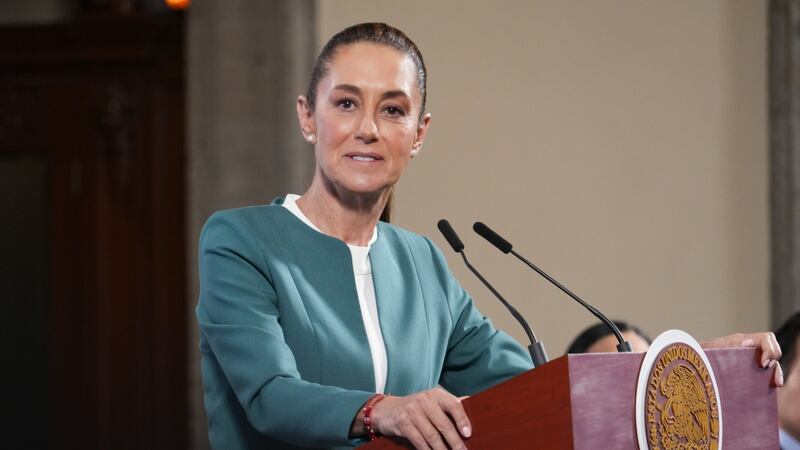 Grupo que intentó golpear puerta de Palacio Nacional no era parte de protesta: Sheinbaum