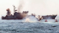 Irán dispara contra 3 buques en el Estrecho de Ormuz; incauta 2 de ellos